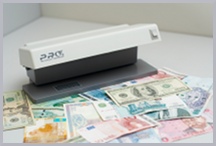 Детектор валют Pro 12: PRO 12 позволяет проверить банкноты различных стран мира 
