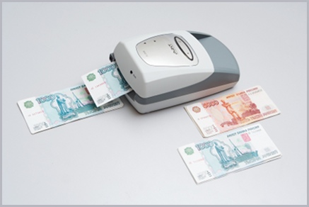 Детектор валют Pro CL-200R: Высокая скорость проверки – до 90 банкнот в минуту