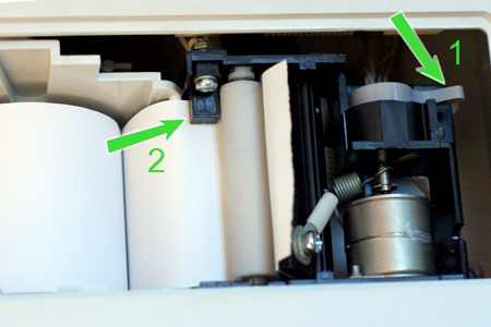 Доп. изображение №5 1. Отогнуть задвижку; 2. Протолкнуть бумагу под держатель и валик; Кассовый аппарат (ККМ) Касби-02К