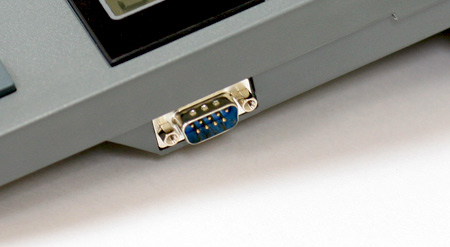 Доп. изображение №5 Порт RS-232 позволит подключить сканер штрих-кода с соответствующим интерфейсом (рекомендуем к подключению сканер штрих-кода Opticon OPR-2001), так же можно подключить ККМ к компьютеру для загрузки товаров, либо считывания данных. ККМ может работать в режимах  OFF-LINE  и “ON-LINE”. Для поиска товара в ККМ необходимо набрать на клавиатуре внутренний код товара, либо считать штрих-код с помощью сканера штрих-кода.  Кассовый аппарат (ККМ) Меркурий 130К