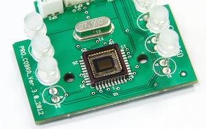 Детектор валют Pro Cobra 1350 IR LCD Black - В инфракрасном детекторе валют PRO COBRA 1350IR LCD используется VGA-видеокамера на основе CMOS-датчика типоразмера 1/4” с аппаратным шумоподавлением, системой микролинз и микропроцессорной обработкой изображения “на лету”, точечной подсветкой на основе шести светодиодов.